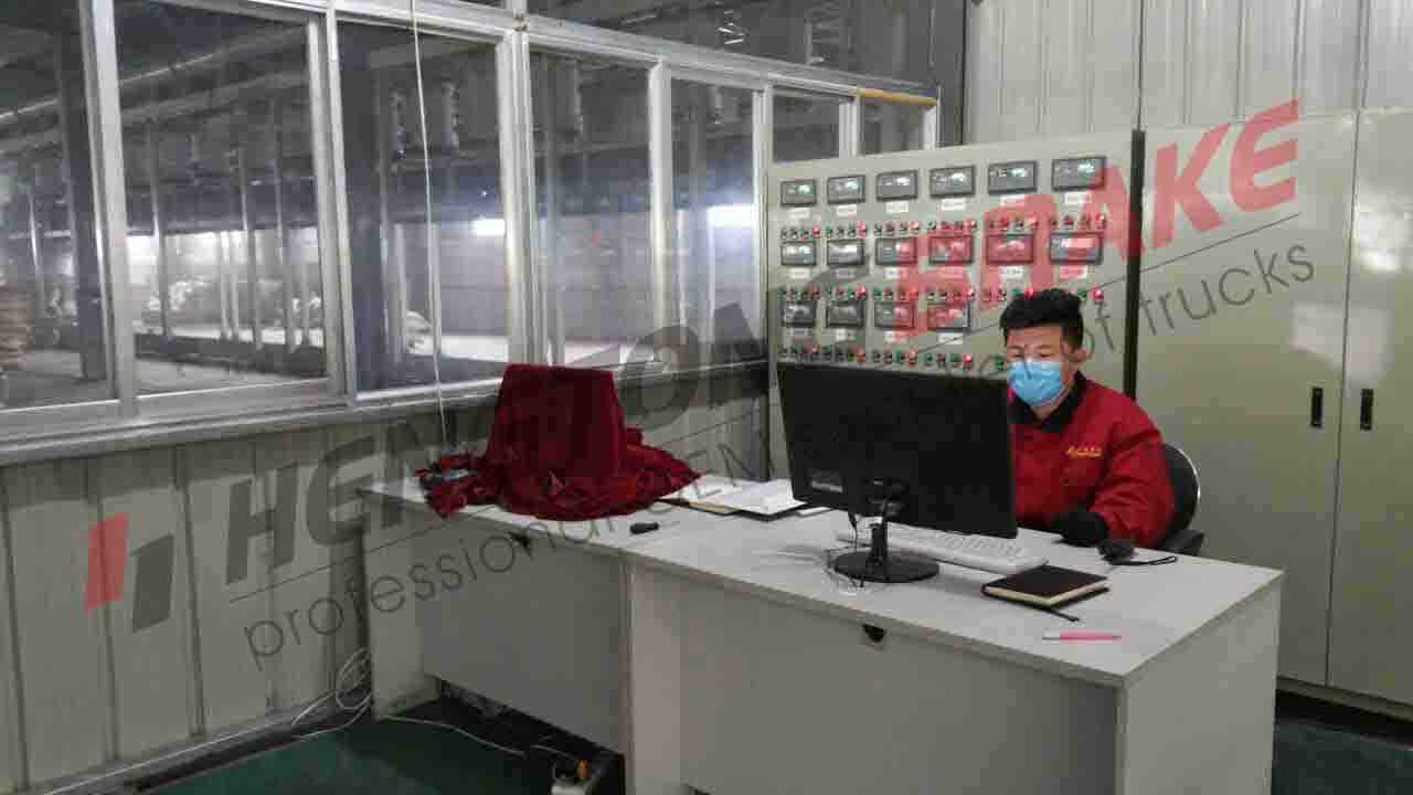 我公司最新引進的自動拌料系統做最后調試安裝(圖1)