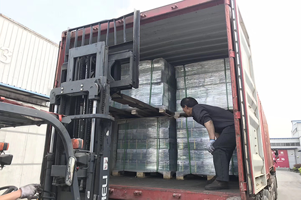 客戶參觀工廠后，首單訂了一個集裝箱的剎車片(圖2)