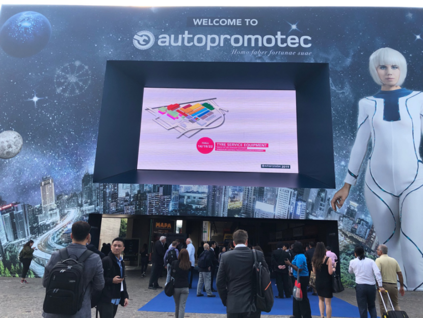 公司領導受意大利經貿辦邀請參加意大利博洛尼亞兩年一屆的汽配展會(圖1)